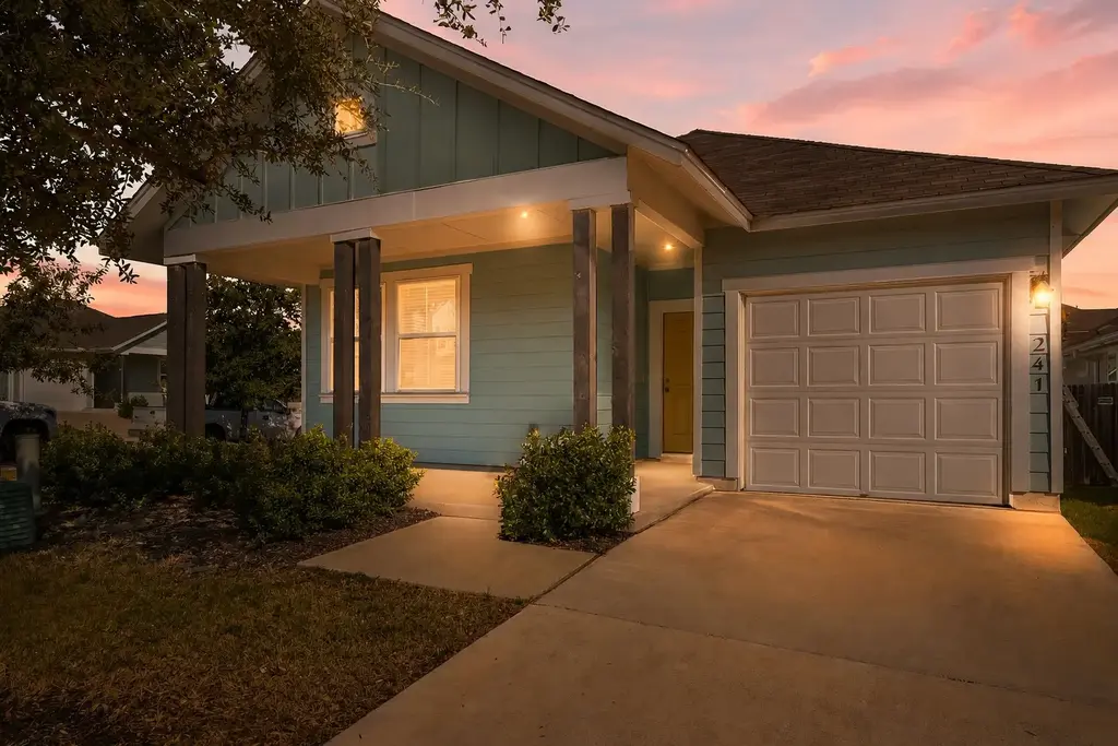 241 E Broade Street, Leander