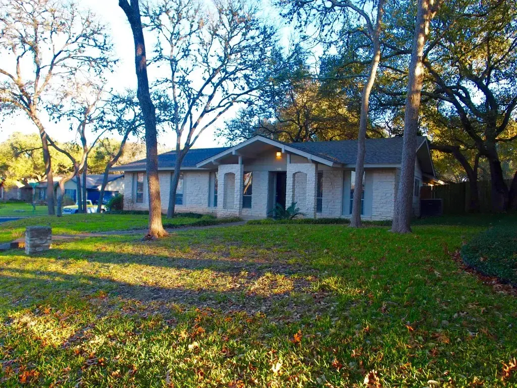 7101 Twisted Oaks Drive, Austin