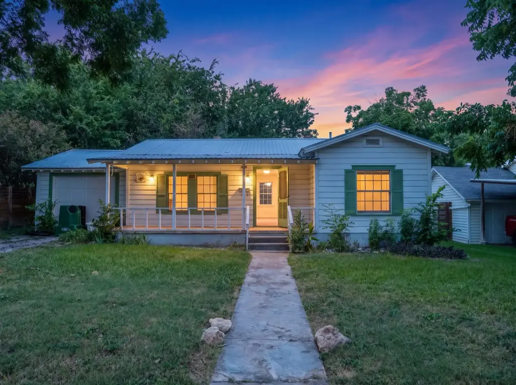 704 E Austin Avenue, Round Rock