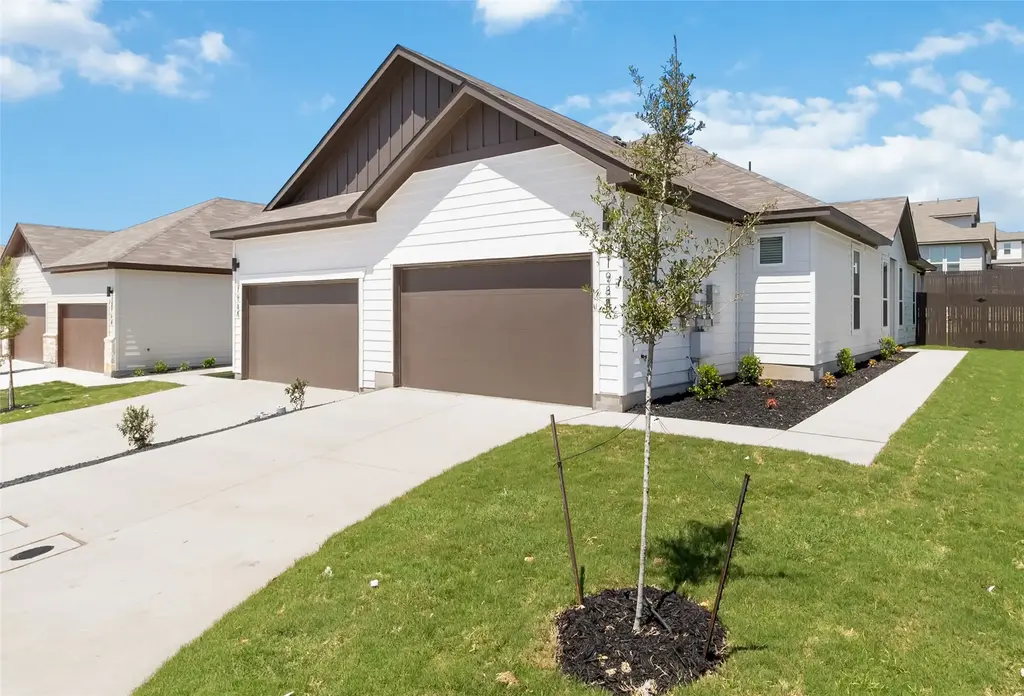 1008 Staglin Street, Buda