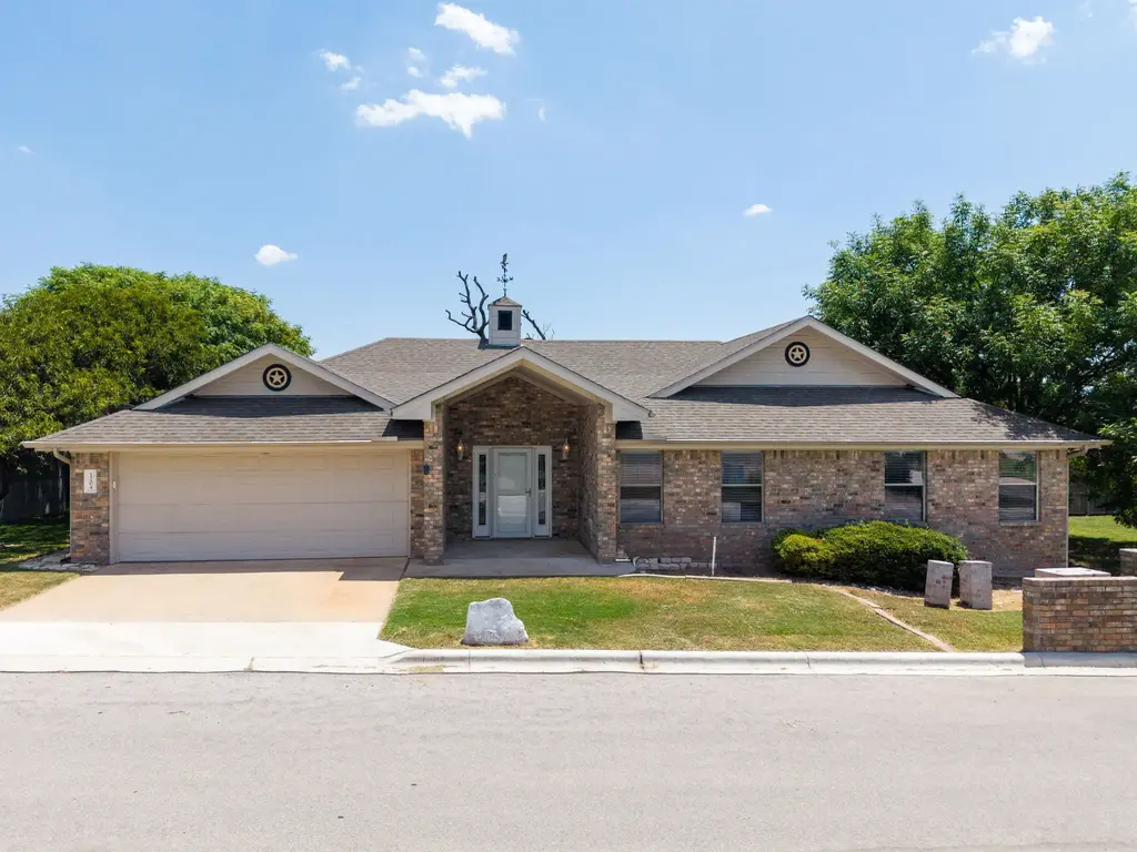 1204 Applewood Drive E, Burnet