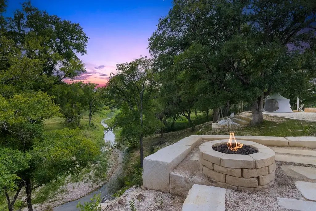 8285 Fm 2843, Salado