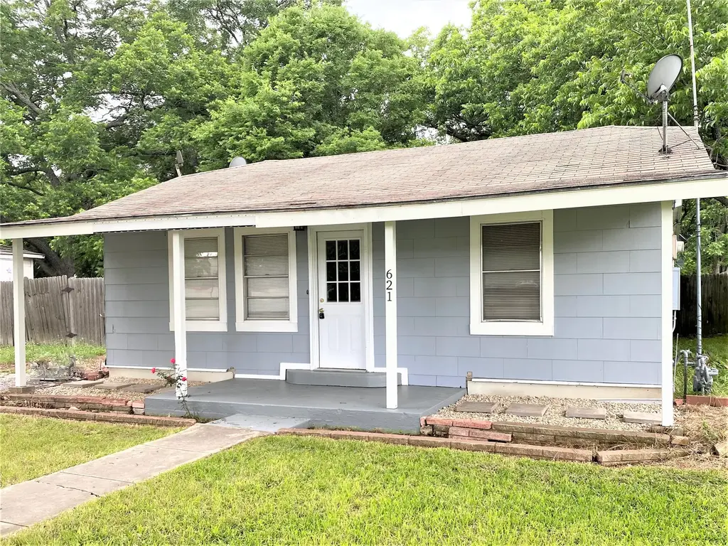 621 S Commerce Street, Lockhart