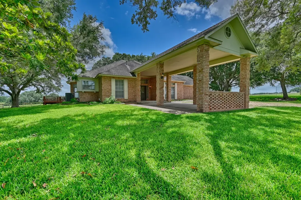 1552 Holub Road, Schulenburg