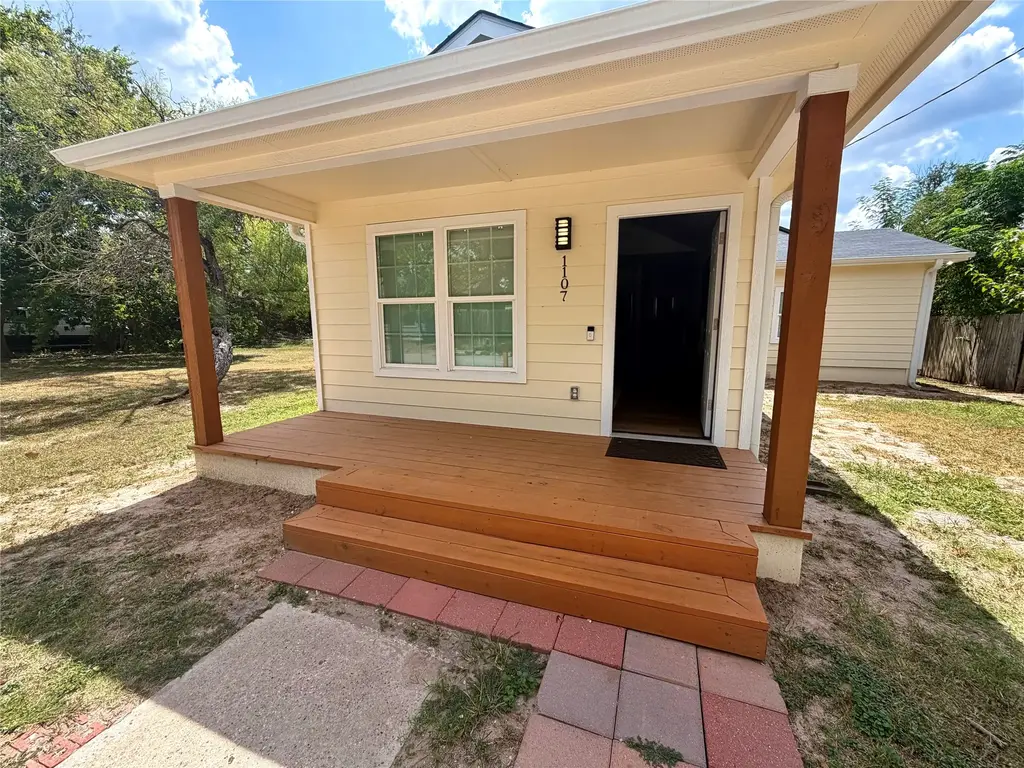 1107 Neches Street, Lockhart