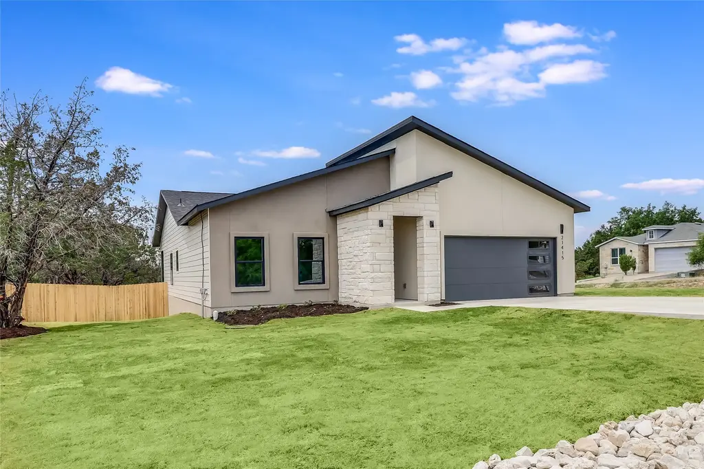 21415 Highland Lake Drive, Lago Vista