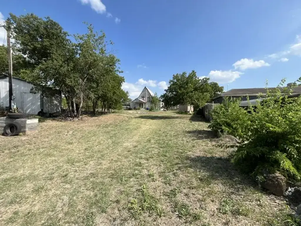 203 W Cherry Street, Lometa