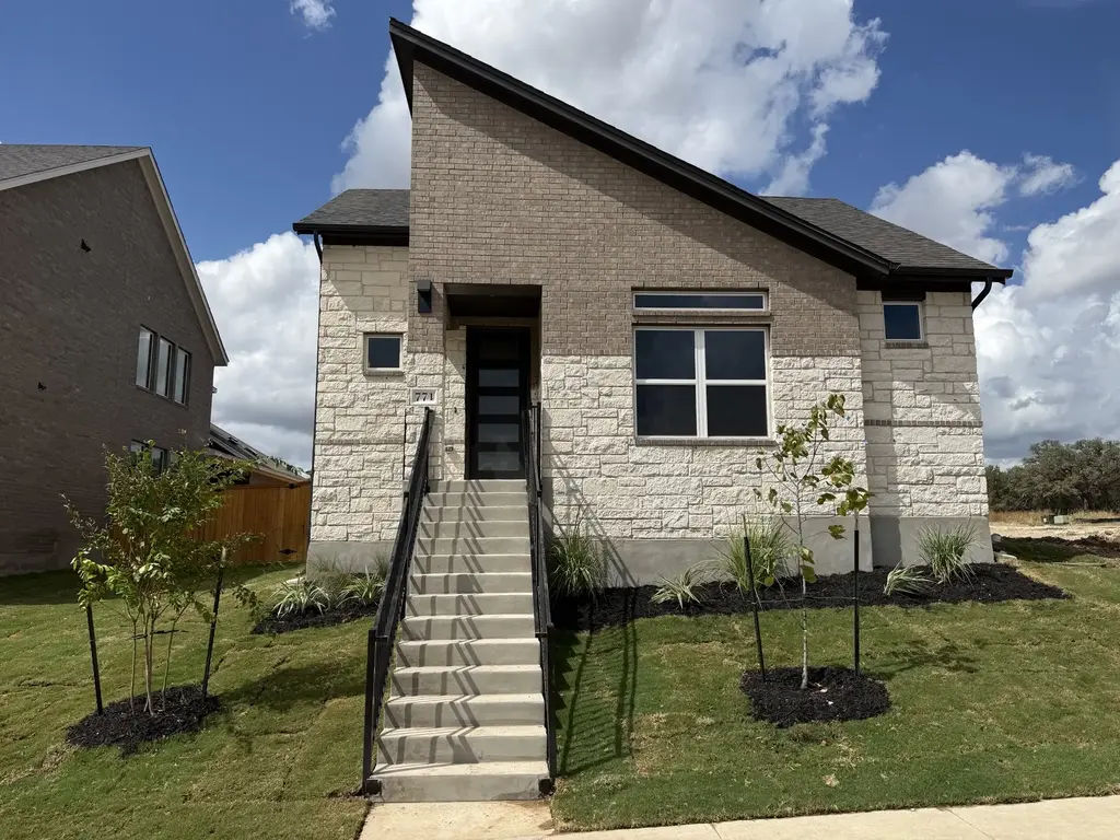 771 Clarissa Street, Buda
