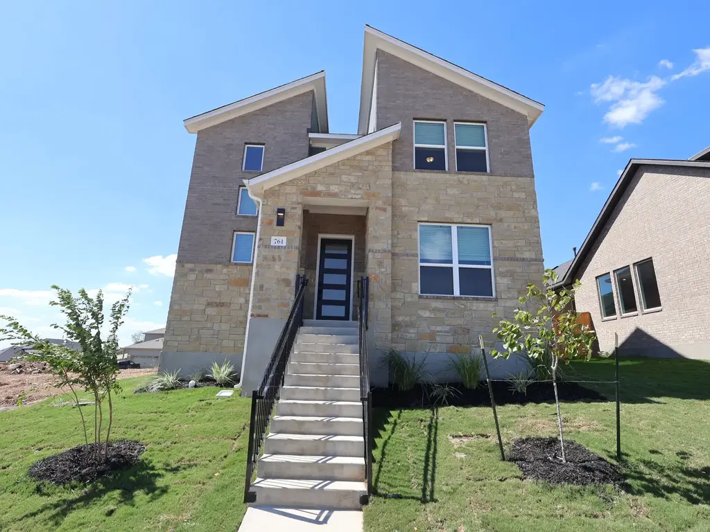 761 Clarissa Street, Buda