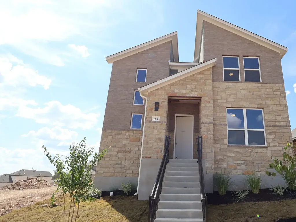 761 Clarissa Street, Buda