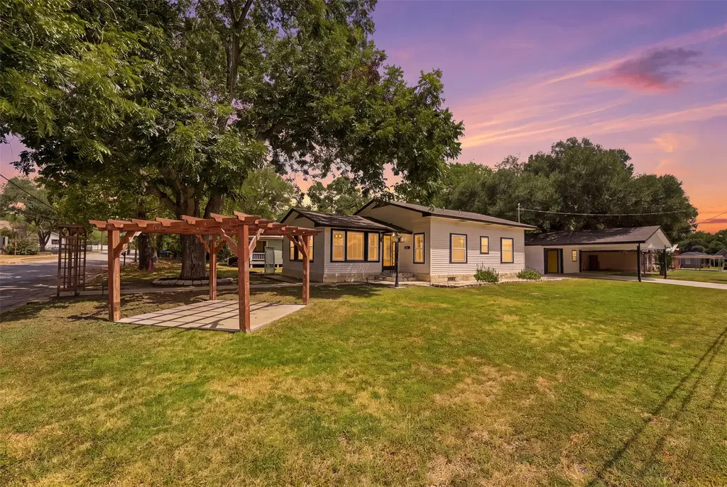 104 N Bright Street, Gonzales