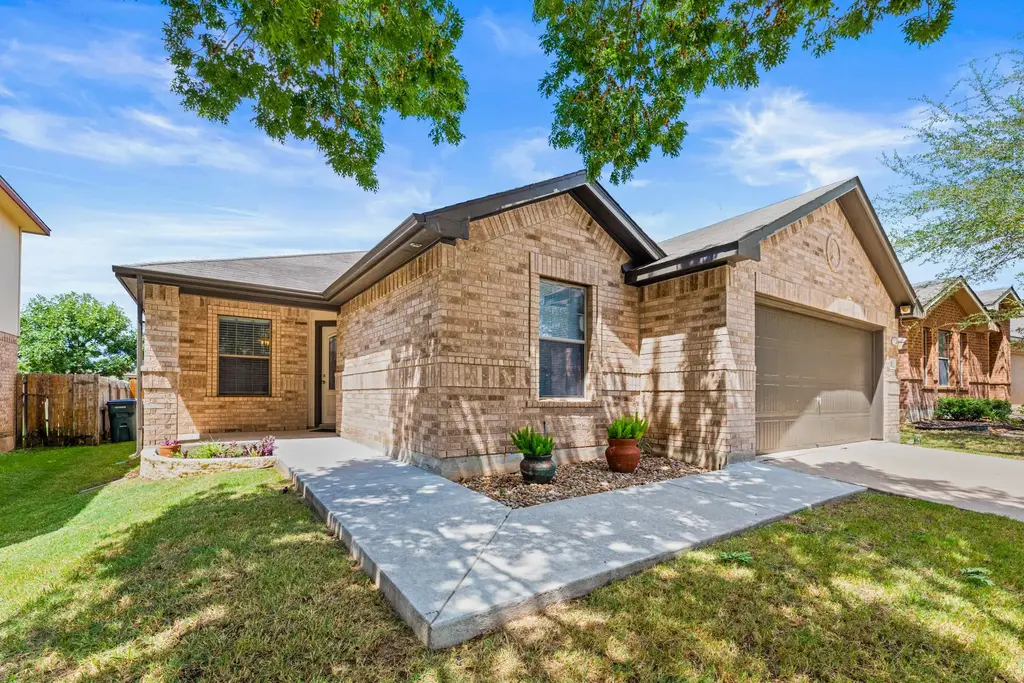 628 Quarter Avenue, Buda