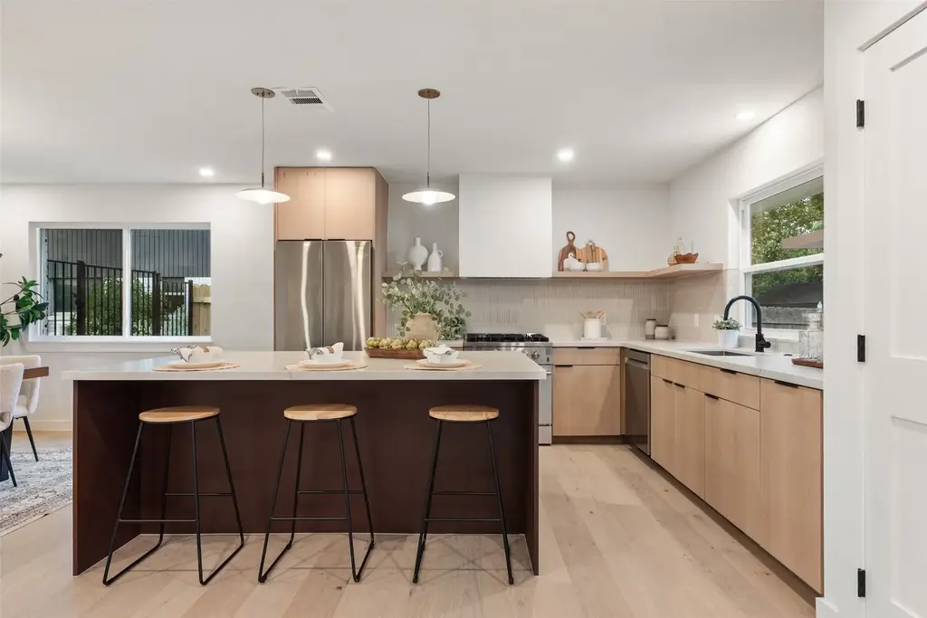 7405 Whispering Winds Drive, Austin