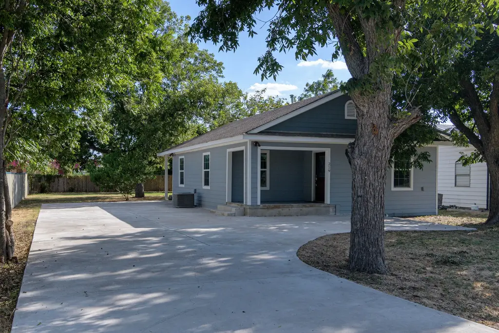 219 E Davilla Street, Bartlett