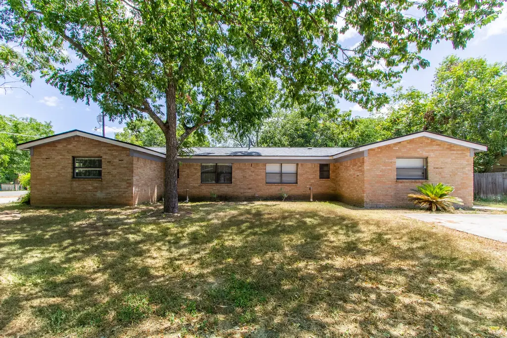 208 Hackberry Street, Lockhart