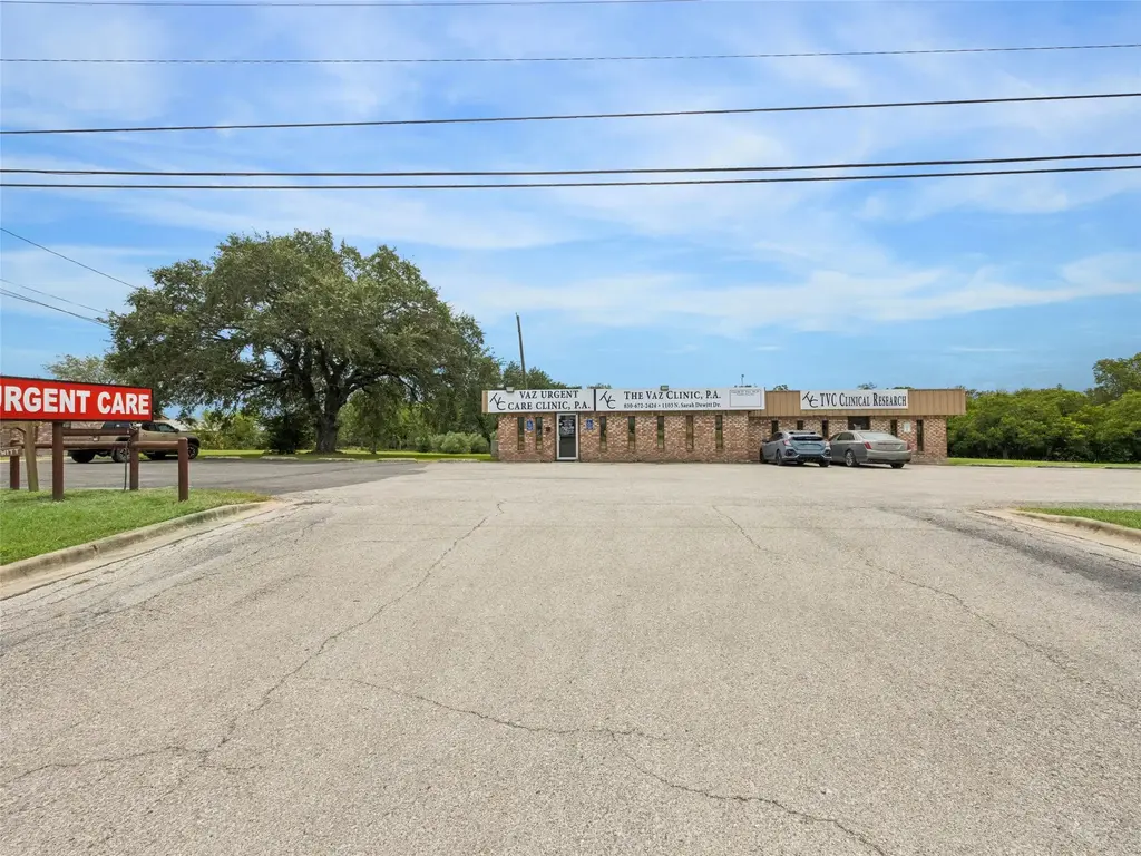 1103 N Sarah Dewitt Drive N, Gonzales