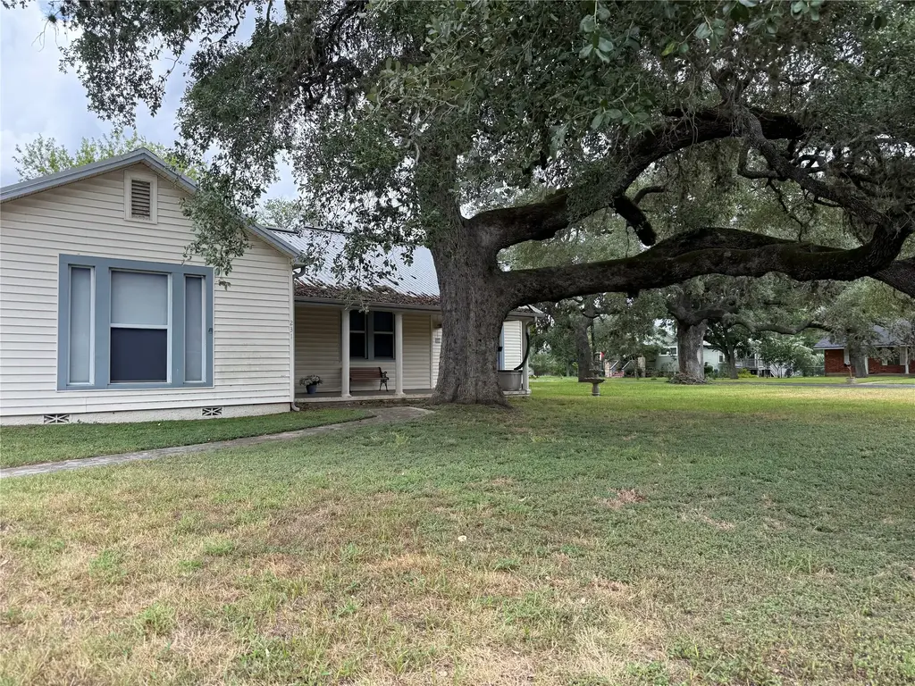 231 E Live Oak Street A, La Grange