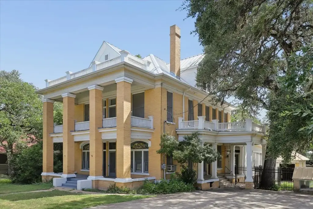 504 S Main Street, Lockhart