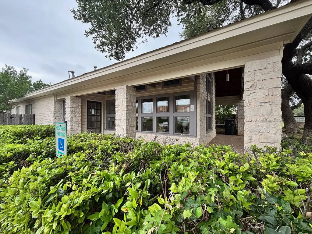 3737 Williams Drive, Georgetown