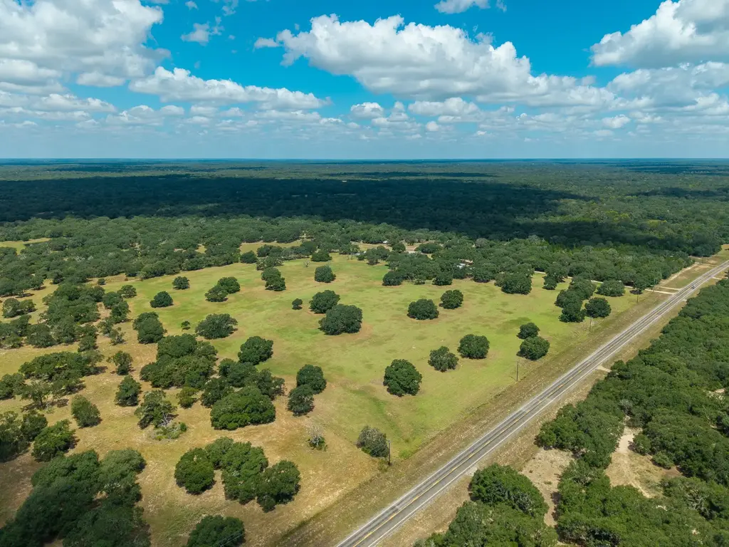 10338 Fm 2437, Hallettsville