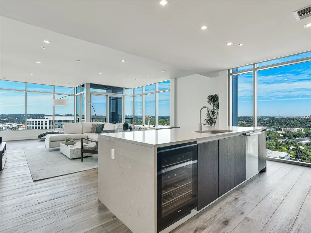 501 West Avenue 2004, Austin