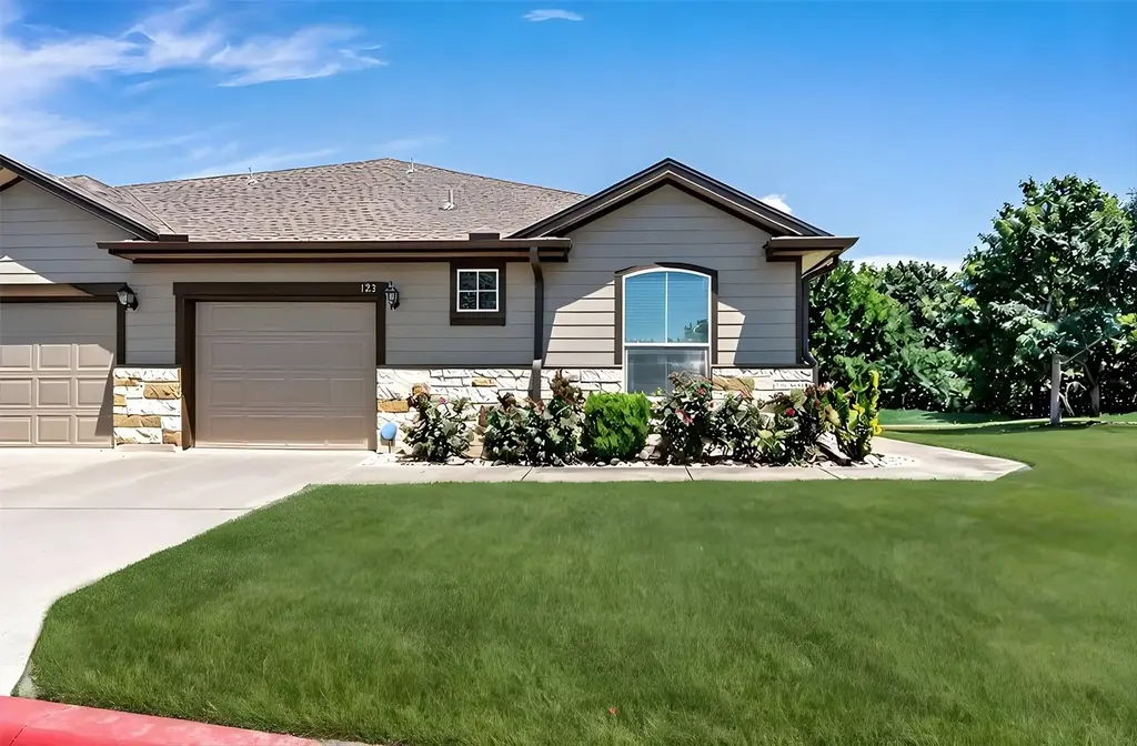 711 Rolling Oak Drive 123, Round Rock