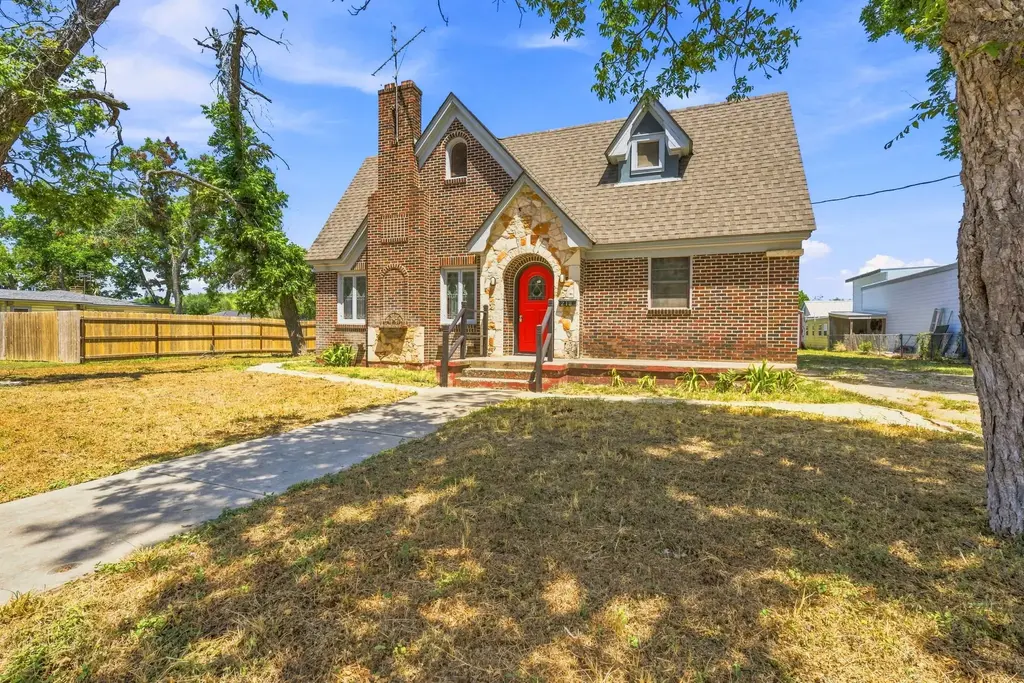 210 E Cedar Street, Seguin