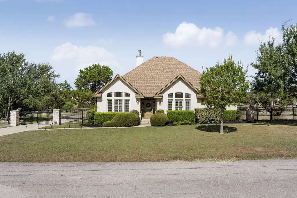691 Broken Lance Drive, Dripping Springs