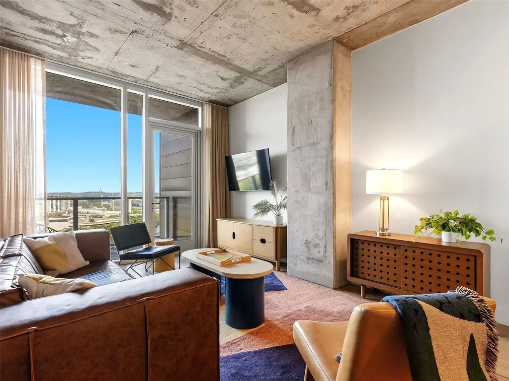 48 East Avenue 2011, Austin