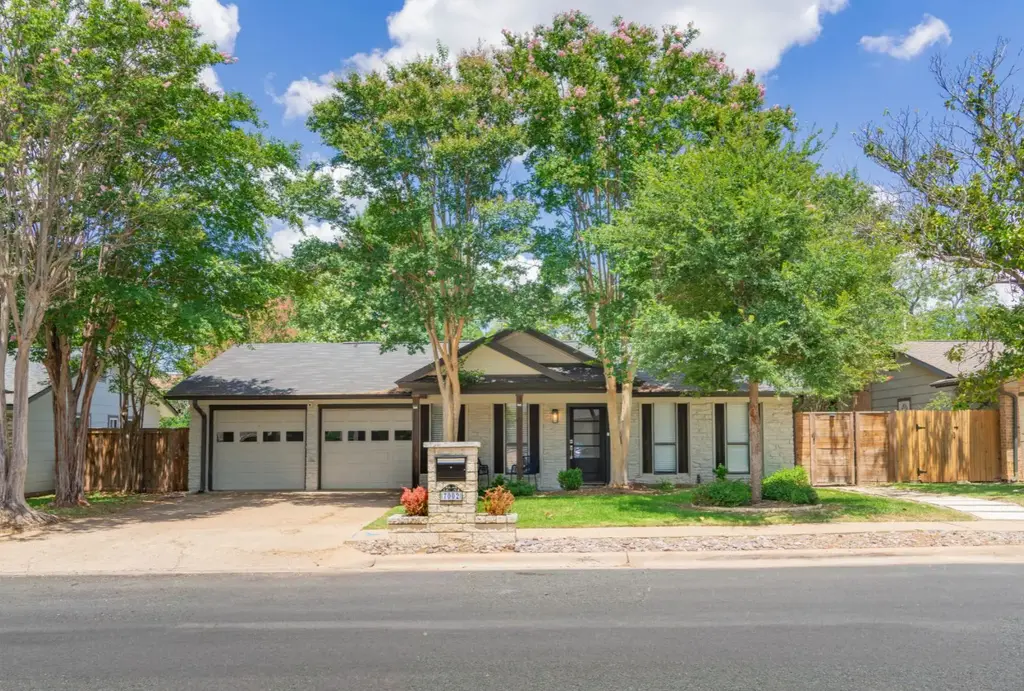 7002 Whispering Oaks Drive, Austin
