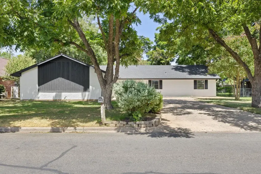 336 Columbine Street, Meadowlakes