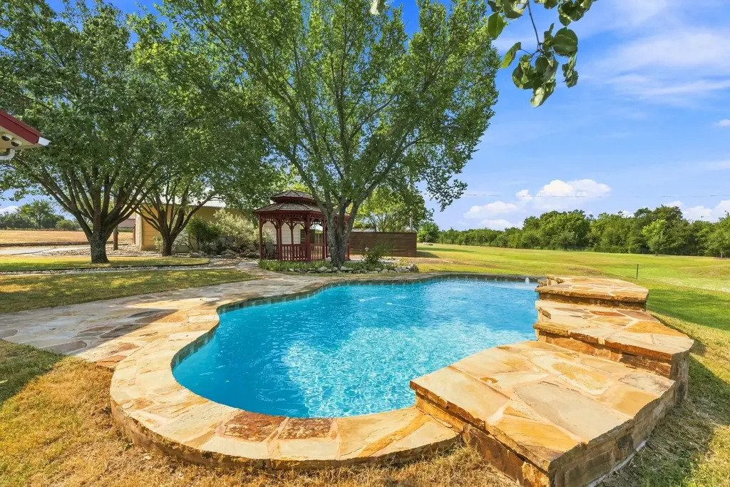 102 Valley View Drive E, Leander