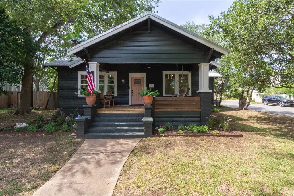 902 W Hopkins Street, San Marcos