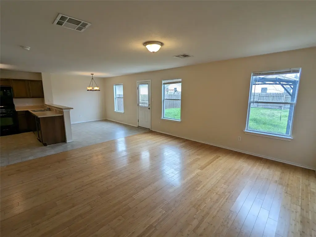 220 Quarter Avenue, Buda