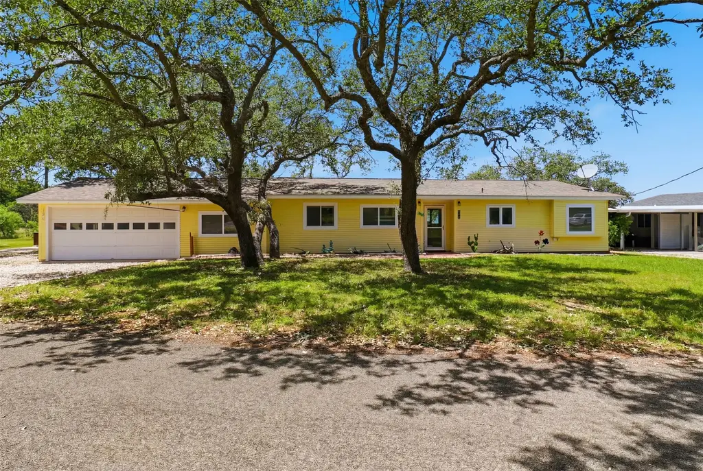 106 County Road 142, Burnet