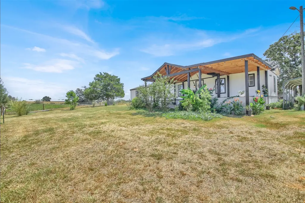 599 County Rd 475 Road, Luling