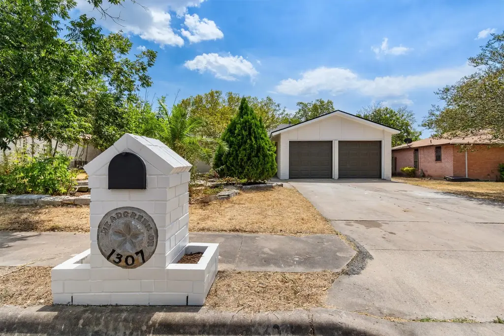 1307 Meadgreen Drive, Austin