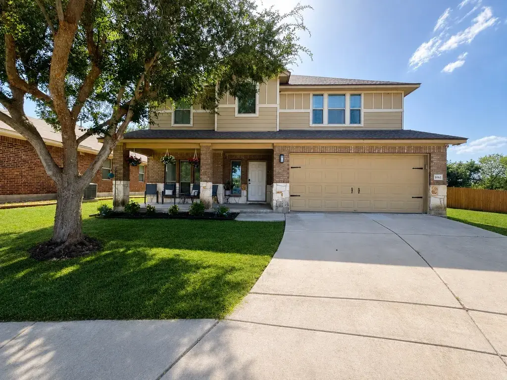 1061 Hot Spring Valley, Buda