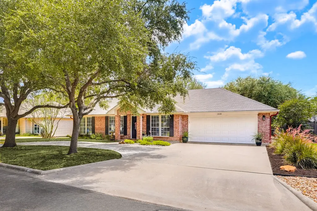 1510 Shadow Walk, Lockhart