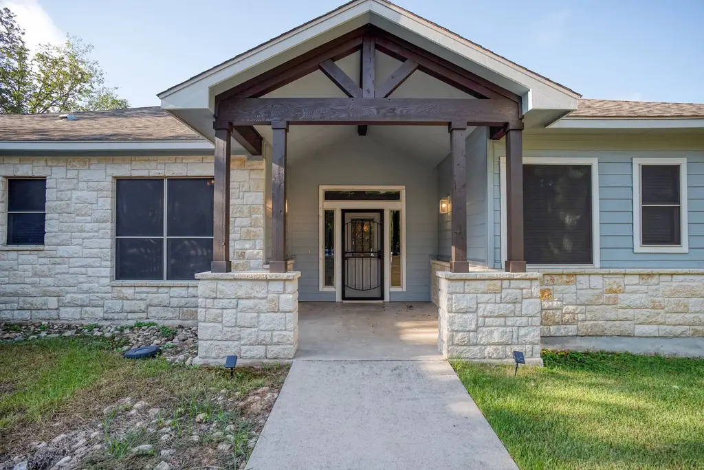 117 W Kamoi Court, Bastrop