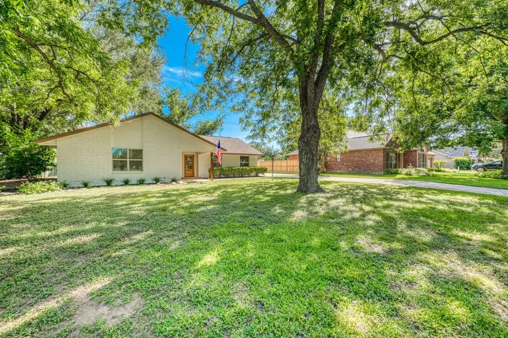 319 Columbine Street, Meadowlakes