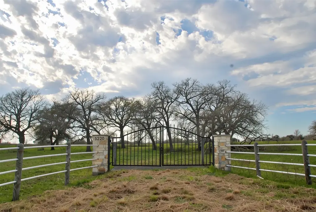 15220 N State Highway 95, Flatonia