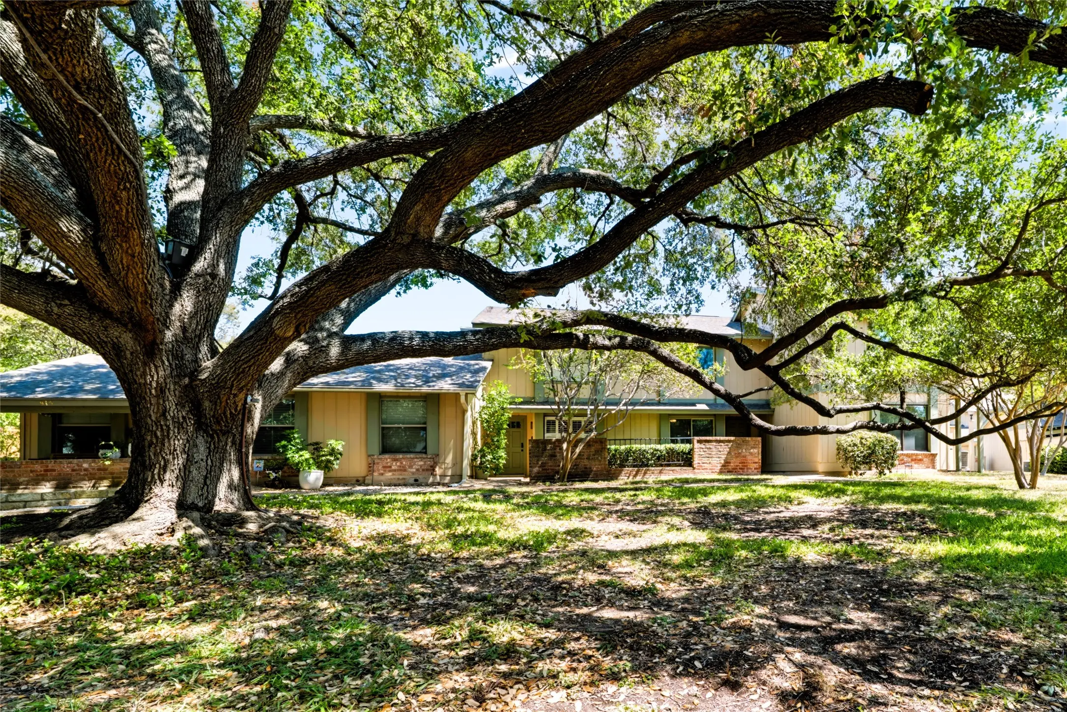 Photo of Listing #1577405