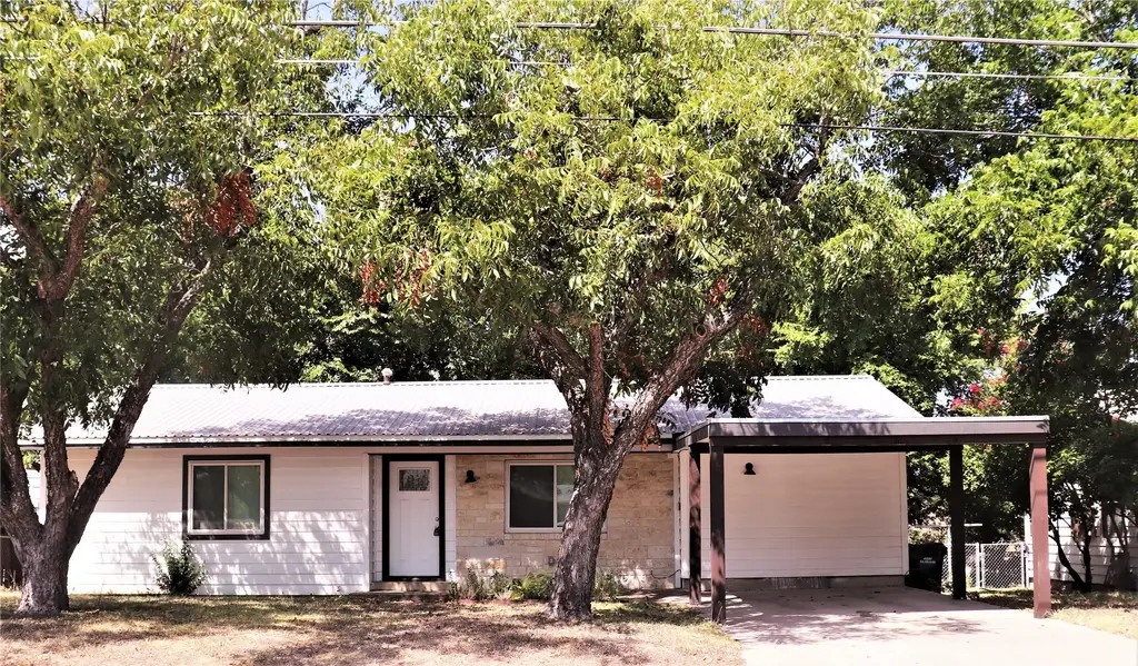 1002 N Main Street, Burnet