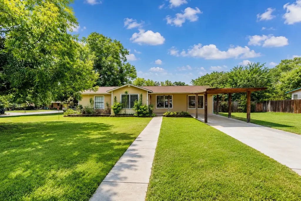140 Hillcrest Drive, Luling