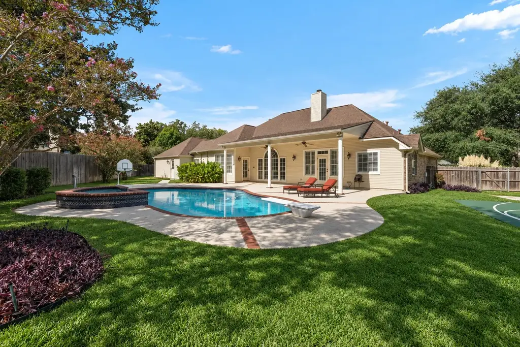 819 Blue Spring Circle, Round Rock