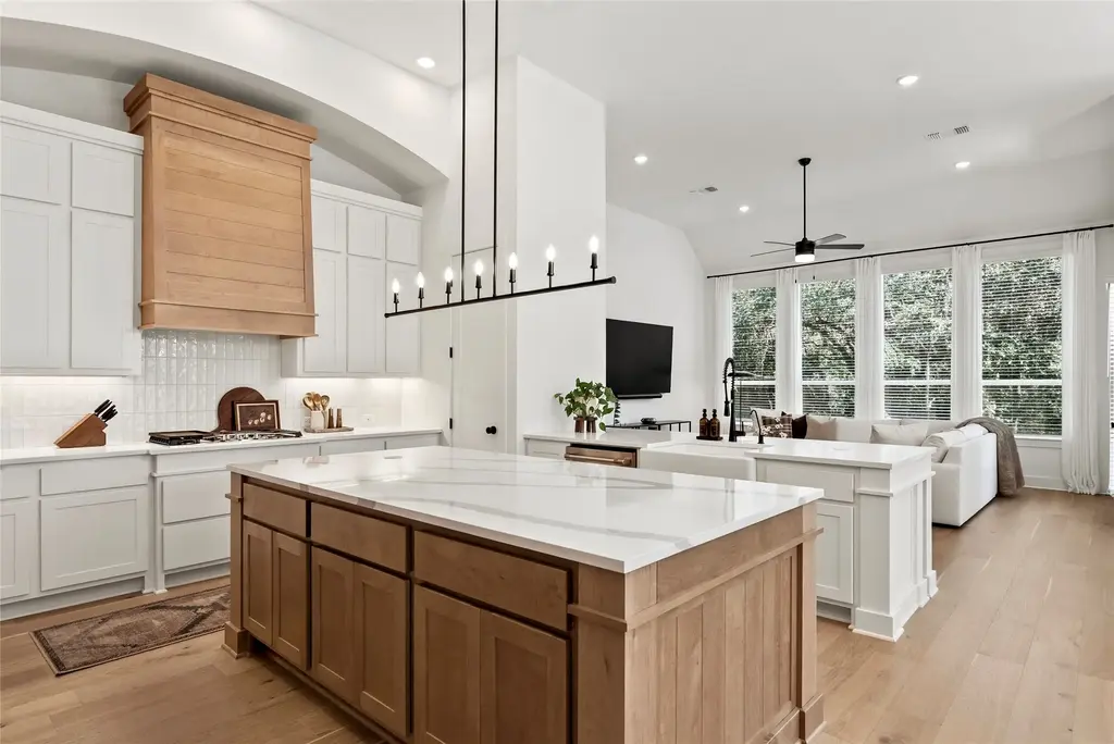 384 Leaning Rock Ridge, Austin