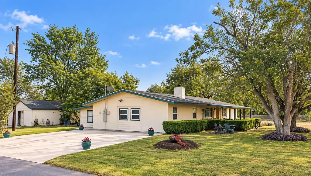 410 N Burnet Street, Manor