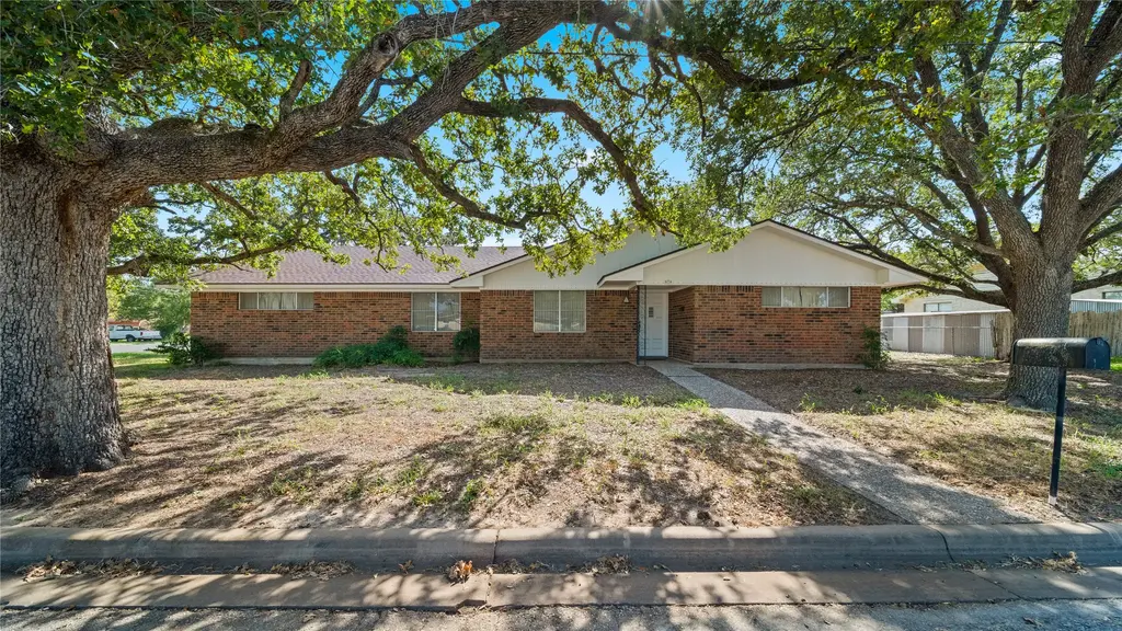 674 N Polk Street, Giddings
