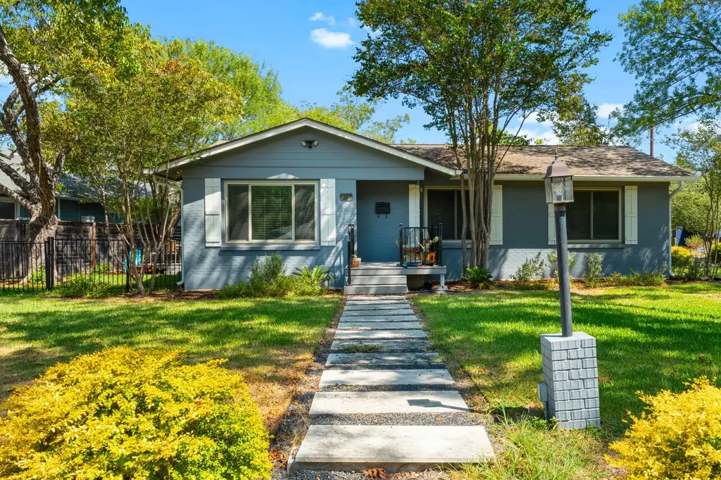 1200 Aggie Lane, Austin